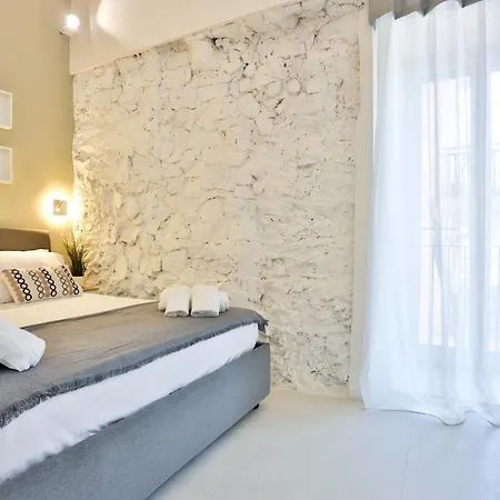 Guesthost - I Miracoli Apartment *